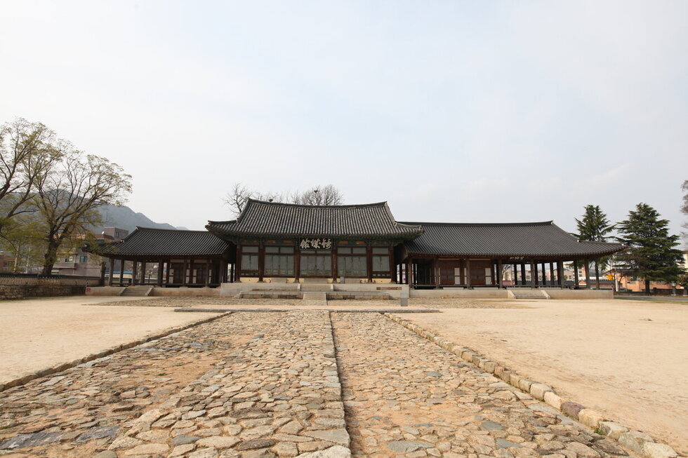 금성관 내부 전경을 찍은 사진. 돌로된 길이 나 있고 그 뒤로 기와형태로 된 건물이 있음.