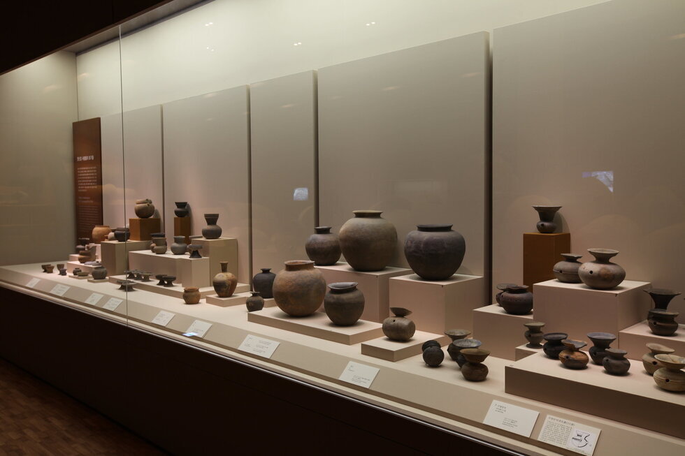 나주국립박물관 내부 전시물을 찍은 사진. 여러가지 도자기들이 유리벽 안에 전시되어 있음.