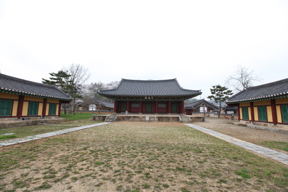 나주향교 내부 전경을 찍은 사진. 잔디로된 마당이 보이고 기와집으로된 건물들이 보이고 잔디 사이로 돌로된 길을 내놓음.