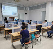 디지털역량강화 교육장에서 스마트폰을 보면서 설명을 듣고 있는 교육생들 모습