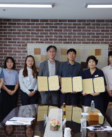 협약서를 들고 임원진들과 직원들이 기념 촬영하는 모습