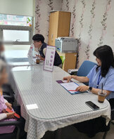 노인인권 및 학대예방 관련 1:1 상담중인 상담사와 어르신의 모습