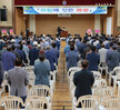 성균관유도회 전남본부 대한민국 읽기 행사 행사장 뒷쪽에서 참석자들의 서 있는 모습과 행사장 전면 모습