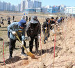 베메산 사계절 꽃동산 조성사업 착공 식재행사 나주시장이 베메산 식재 구역에서 삽을 들고 나무를 심고 있는 모습