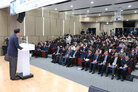 2023년 전라남도 인공태양 포럼 측면에서 촬영한 나주시장의 축사 모습과 포럼에 참석한 참석자들의 앞모습