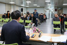 송월동 주민과의 대화 앞쪽의 남성 주민이 질의를 하고 있는 모습과 듣고 있는 나주시장의 뒷모습