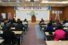 한국외식업중앙회 전남도지회 나주시지부 제30회 정기총회 나주시장의 축사모습과 참석자들의 앉아 있는 뒷모습 