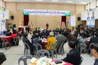 한국농촌지도자 전남도연합회장 이,취임식 나주시장의 축사모습과 원형테이블에 참석자들이 앉아 있는 모습