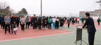 나주배꽃배 전남, 광주 테니스대회 개회식 대회에 참가한 시민들의 서있는 모습이 보이고 나주시장이 축사를 하는 옆 모습