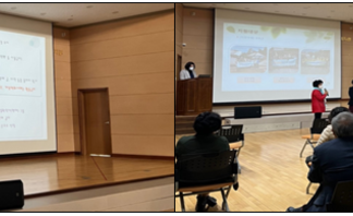 두장의 사진으로 왼쪽은 노인일자리참여자 교육 및 평가 간담회에서 강의하고 있는 강사의 모습이고 오른쪽은  강의를 듣고있는 참여자들의 모습