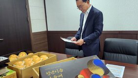 윤병태 시장이 시장 인증 품질보증제 ''천년이음 나주배' 를 유통 현황을 점검하고 있다