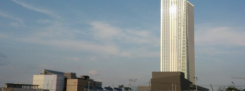 한전KDN을 뒤로 앞에는 논과 작은 건물들이 보인다