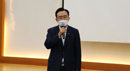 인수위원회 활동결과 시민보고회에서 마이크를 들고 아야기를 하고있는 나주시장