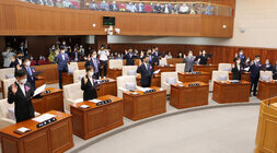 개원식에 참석한 의원들이 자리에서 일어나 선서를 하고 있는 모습