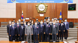 제9대 나주시의회 개원식에 참석한 나주시장, 의원들의 단체기념촬영 모습