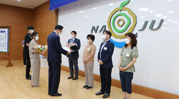 정례조회에서 시상을 하는 나주시장과 수상자들의 모습