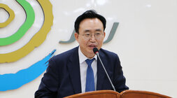 정례조회에서 단상에서 이야기를 하고 있는 나주시장