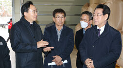 나주시장의 이야기를 경청하는 전남도지사