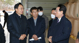 웃으며 이야기를 나누는 나주시장과 전남도지사