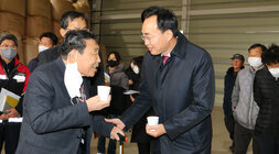 공공비축미 수매 현장 관계자와 악수와 격려를 보내는 나주시장
