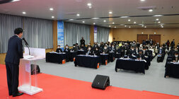 단상의 나주시장과 경청하는 참석자들의 모습