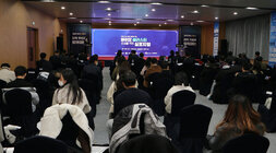 멀리서 바라본 행사장무대와 참석자들의 모습