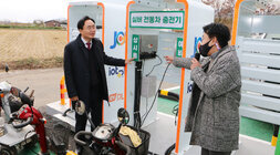 실버자동차 충전기 앞에서 마이크를 든 사회자와 이야기를 나누는 나주시장