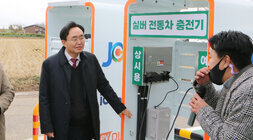 실버자동차 충전기 앞에서 이야기하는 사회자를 바라보는 나주시장의 모습