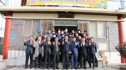 동산마을 친환경 전기차 충전소 개소식에서 나주시장과 관계자들이 화이팅 포즈를 취하며 단체 기념촬영을 하는 모습