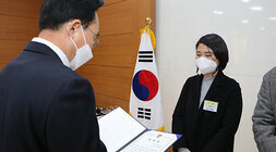 12월 정례조회에서 표창장을 시상하는 나주시장과 여성 직원의 모습