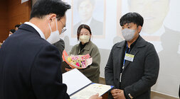 12월 정례조회에서 표창장을 시상하는 나주시장과 남성 직원의 모습