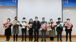 12월 정례조회에서 상을 수상한 직원들과 나주시장의 단체 기념촬영 모습