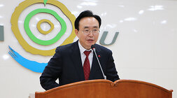 12월 정례조회 단상에서 이야기를 하고있는 나주시장