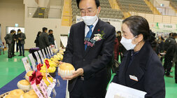 나주시 농업인 학습단체 한마음대회에 전시된 배를 두손으로 들고 관계자와 이야기를 나누는 나주시장