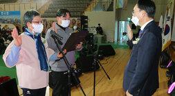 나주시 농업인 학습단체 한마음대회 무대에서 선서를 하고있는 나주시장과 참석자들의 모습