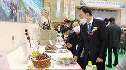 나주시 농업인 학습단체 한마음대회에 전시된 전시품들을 둘러보는 나주시장 윤병태