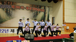 이,통장협의회 한마음대회 무대위에서 공연하는 사람들의 모습