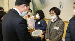 이, 통장협의회 한마음대회에서 상패를 받고있는 수상자의 모습