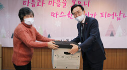 전문자원봉사단 제작물품 전달 모습