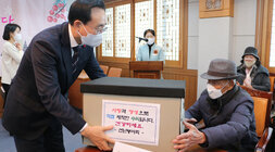 전문자원봉사단 제작물품 어르신께 전달 모습