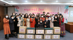 전문자원봉사단 제작물품 전달식 전체 기념촬영 모습