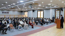 공직자 마인드 함양 교육 시장님 인사말 모습 교육 참석자 방향