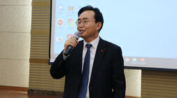 신규공직자 역량강화 교육 시장님 인사말 모습 근접