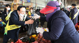 설 명절맞이 전통시장 장보는 날 운영 나주시장 상인과 손잡고 인사