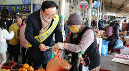설 명절맞이 전통시장 장보는 날 운영 나주시장 과일가게 구매 모습