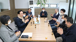 설 명절 현애원, 호혜원 방문 나주시장 현애원 관계자들과 박수치는 모습