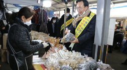 영산포 풍물시장 장보는 날 운영 나주시장 검은깨 강정 구매 모습