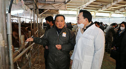 나주시장 한우협회장에게 애로사항 청취 모습