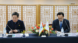 나주시-광주 남구 자매결연 협약 체결식 나주시장과 남구청장 협약 서명모습