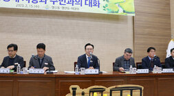 나주시장 주민질의에 답변하는 모습 